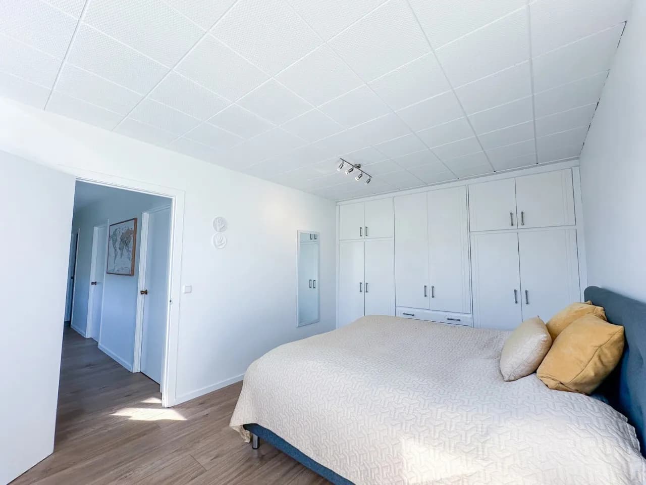 Bright 4 bedroom apartment in the center of Akureyri — снимка 2