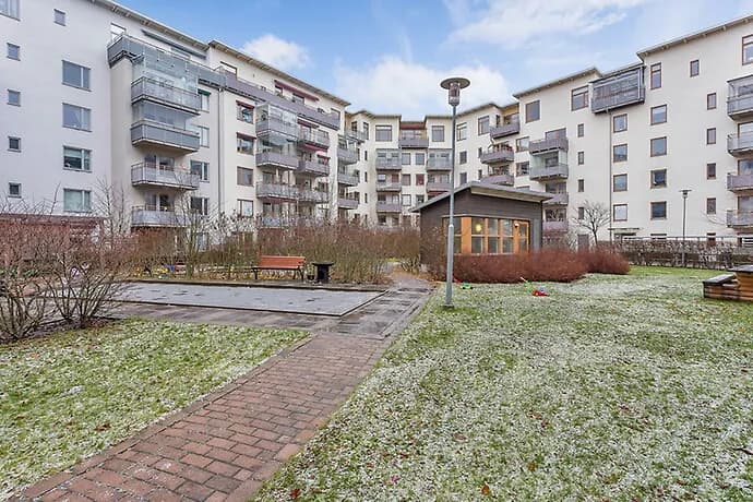 Slunný 3pokojový byt s vlastním patiem a výhledem do vnitrobloku – Uppsala — fotografie 20