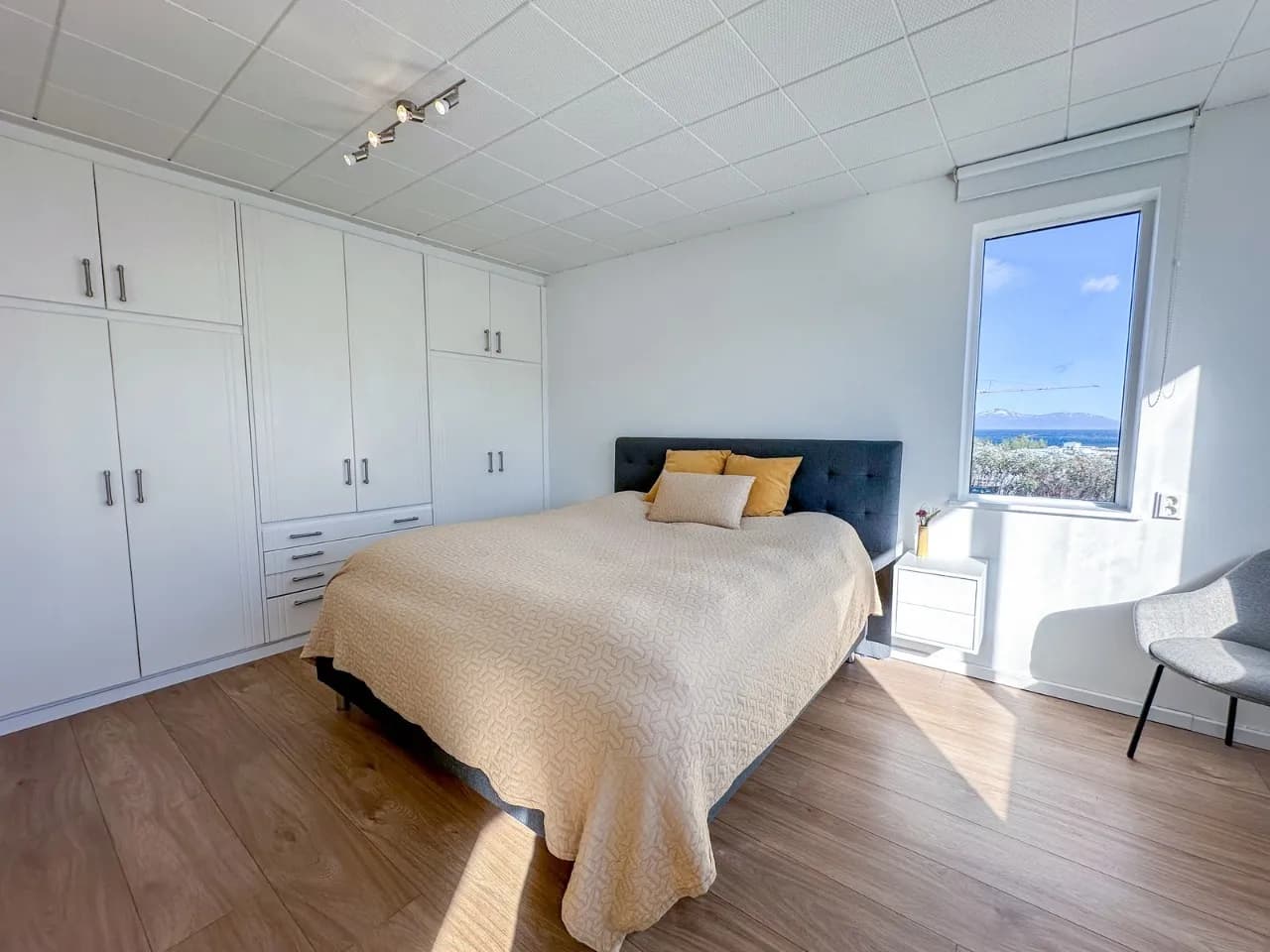 Bright 4 bedroom apartment in the center of Akureyri — снимка 9