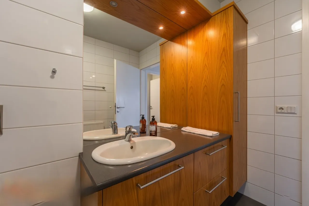 Bright 4 bedroom apartment in the center of Akureyri — снимка 11