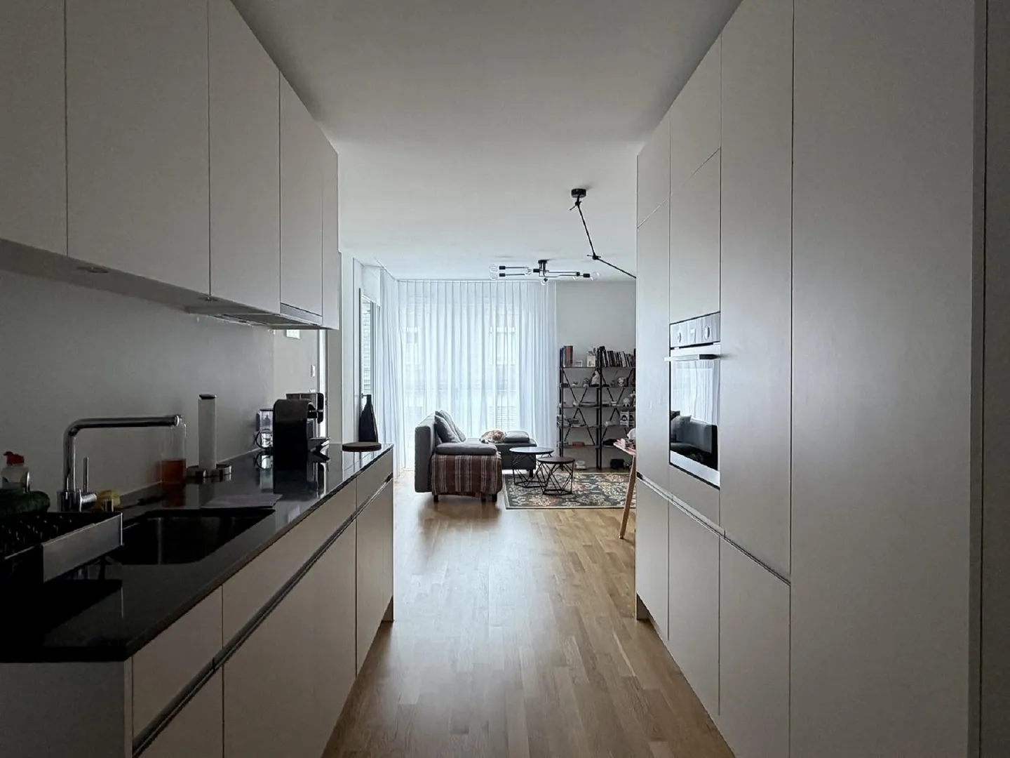 Moderní 2.5-pokojový byt s balkonem a výhledem na město v Zurich-Binz — fotografie 10