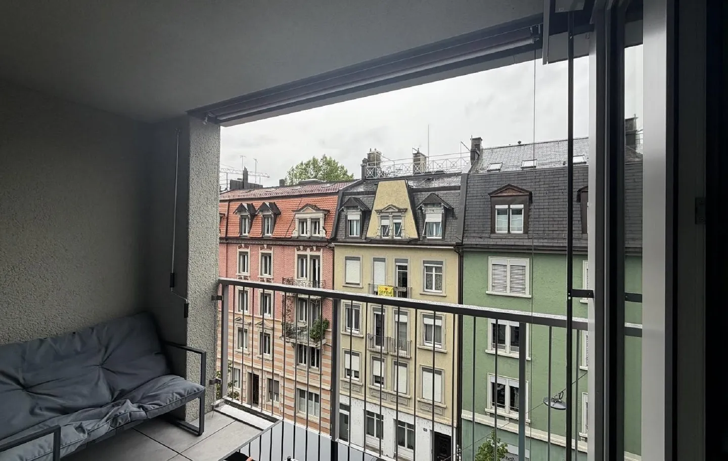 Moderní 2.5-pokojový byt s balkonem a výhledem na město v Zurich-Binz — fotografie 2