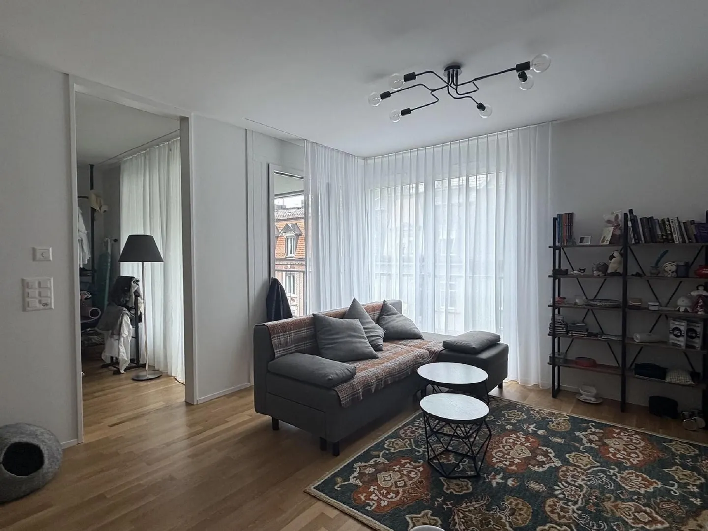 شقة عصرية مكونة من 2.5 غرفة مع شرفة وإطلالة على المدينة في Zurich-Binz