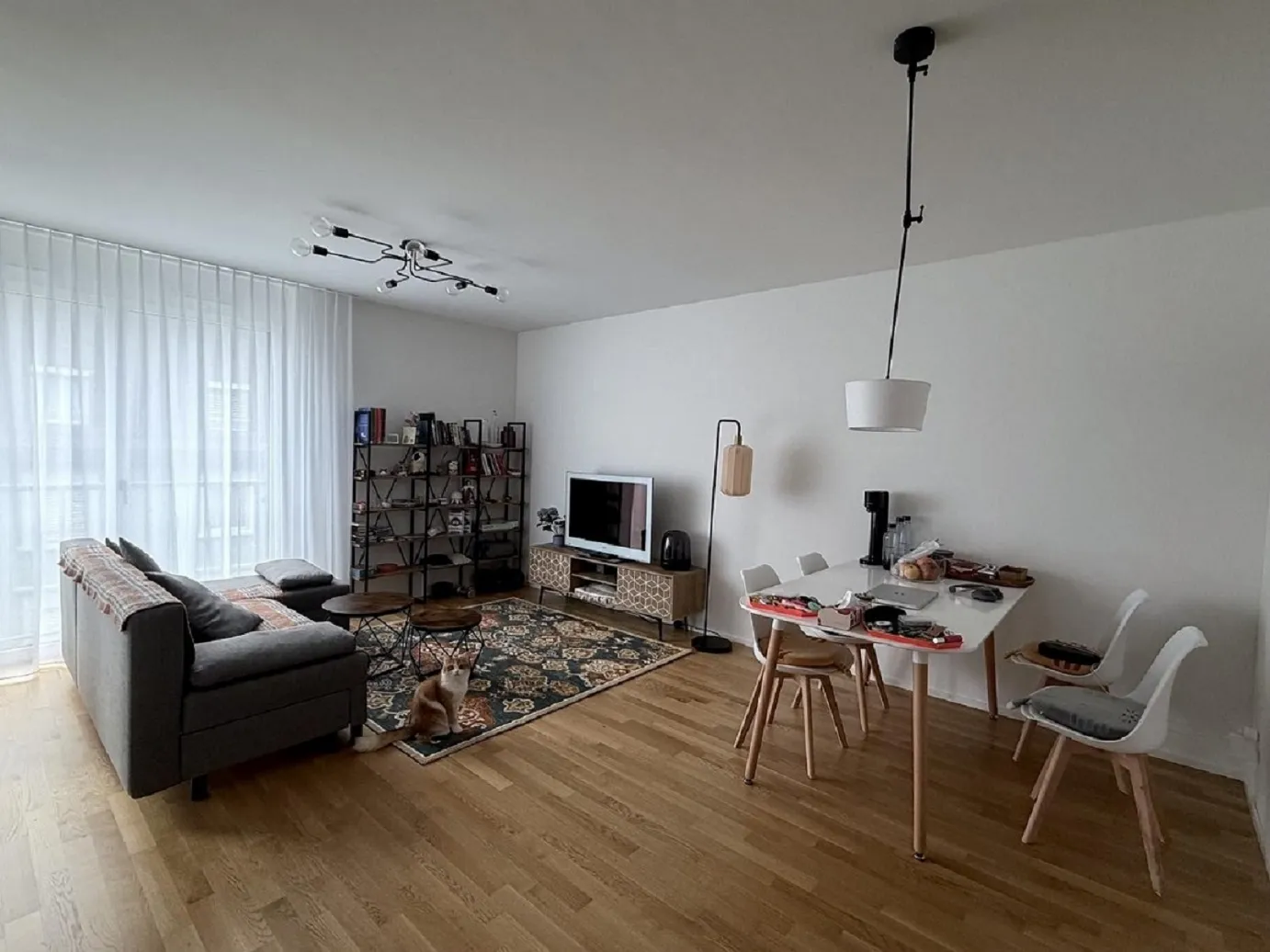 Moderní 2.5-pokojový byt s balkonem a výhledem na město v Zurich-Binz — fotografie 3