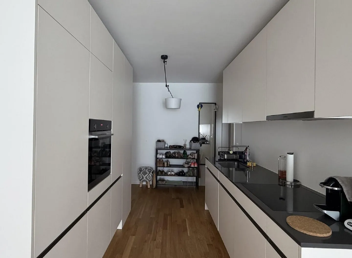 Moderní 2.5-pokojový byt s balkonem a výhledem na město v Zurich-Binz — fotografie 4