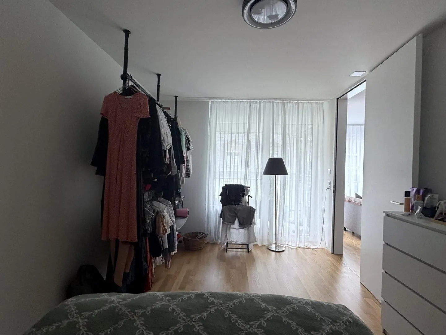 Moderní 2.5-pokojový byt s balkonem a výhledem na město v Zurich-Binz — fotografie 5