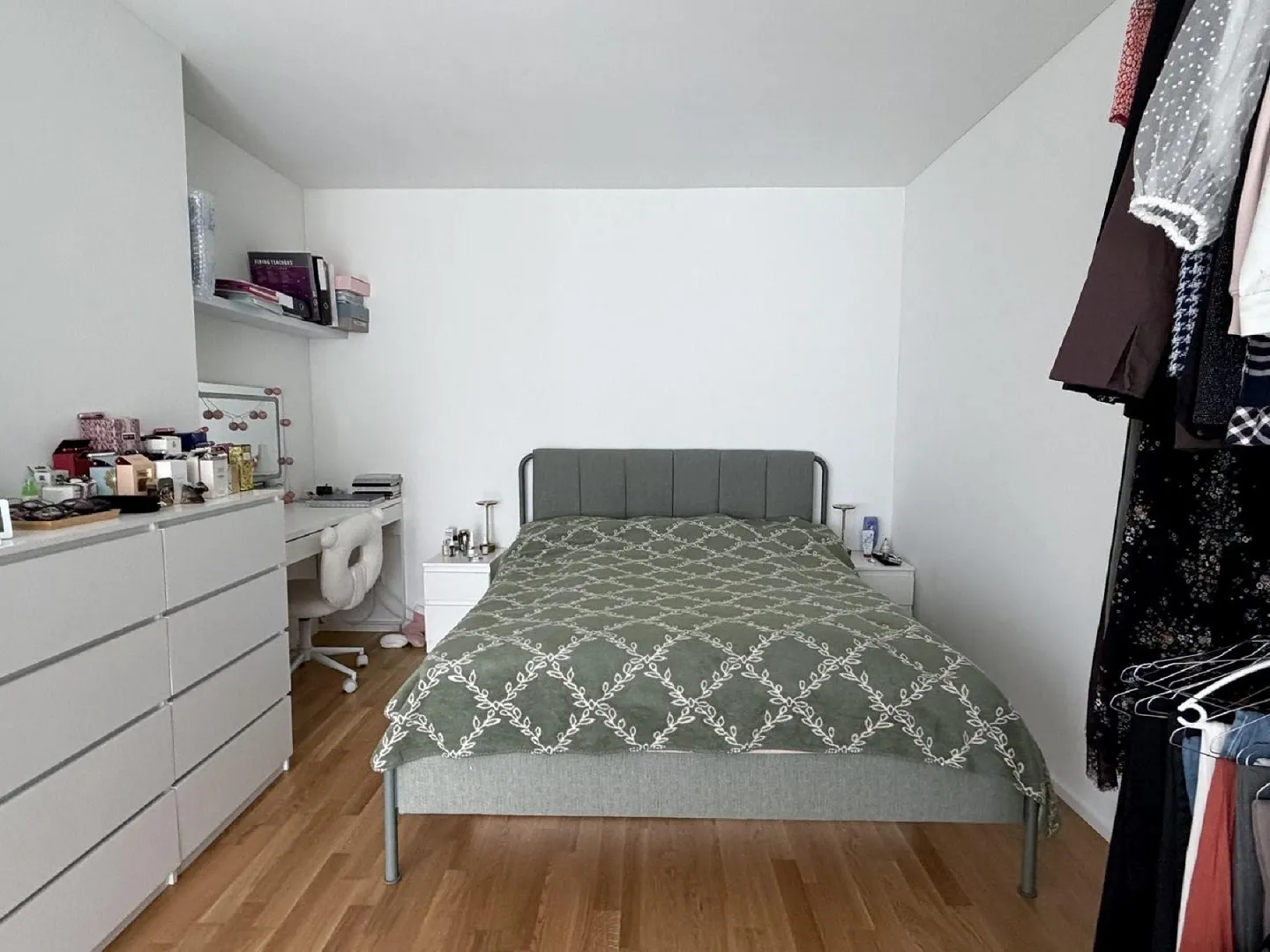 Moderní 2.5-pokojový byt s balkonem a výhledem na město v Zurich-Binz — fotografie 6